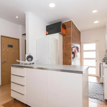 4 Bedroom Near The Beach! Apartament Setúbal
