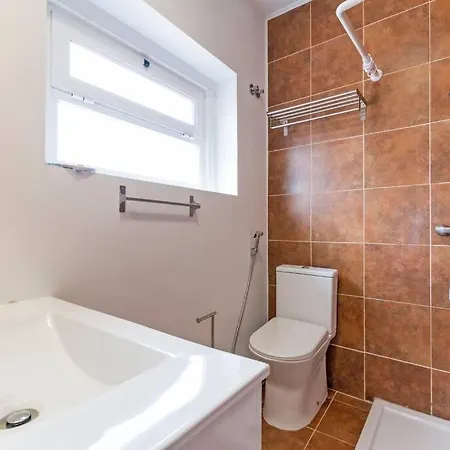 4 Bedroom Near The Beach! Apartament Setúbal